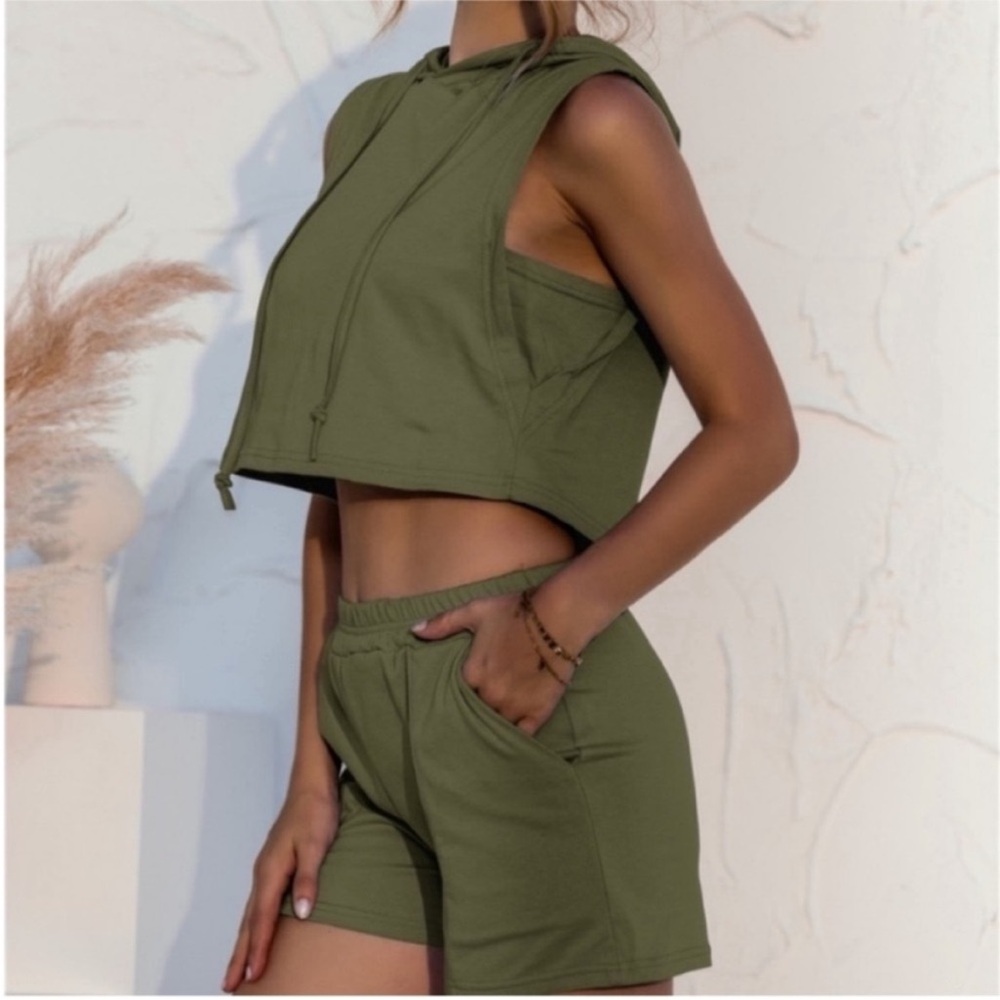 NWOT 6 Green hooded crop top vest and shorts with pockets workout lounge set - Picture 6 of 14